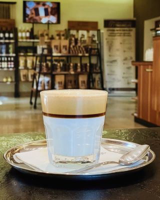 Je vám horko? 🥵 Tak se k nám přijďte zchladit a ochutnat naši letní nabídku! 😉 ☕ Ledové cappuccino 🧋 Frappé (se zmrzlinou...